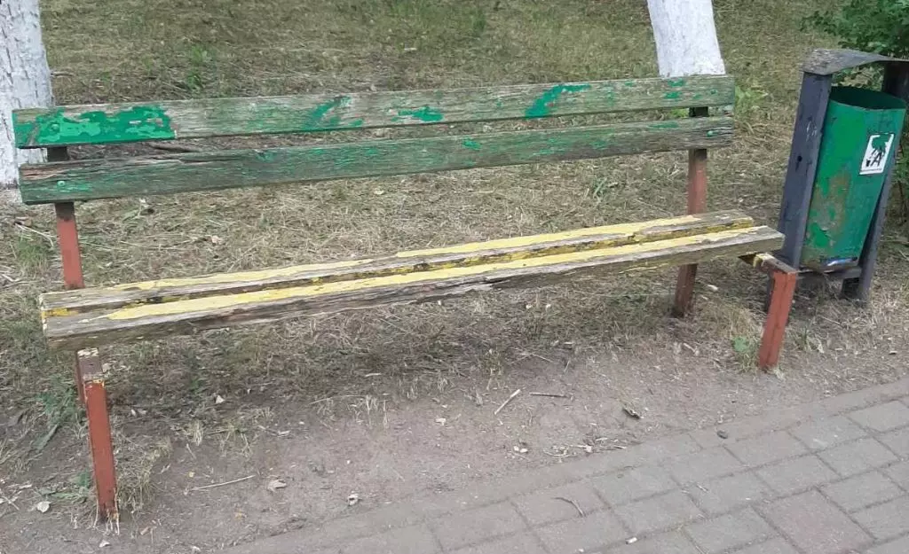Жители Будагово своими силами «реанимировали» скамейку в парке