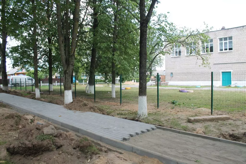 Возле школы строят парковку и тротуары
