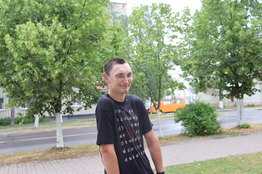 «Теперь мама просит меня помыть посуду»: чему научились особенные ребята в тренировочной квартире