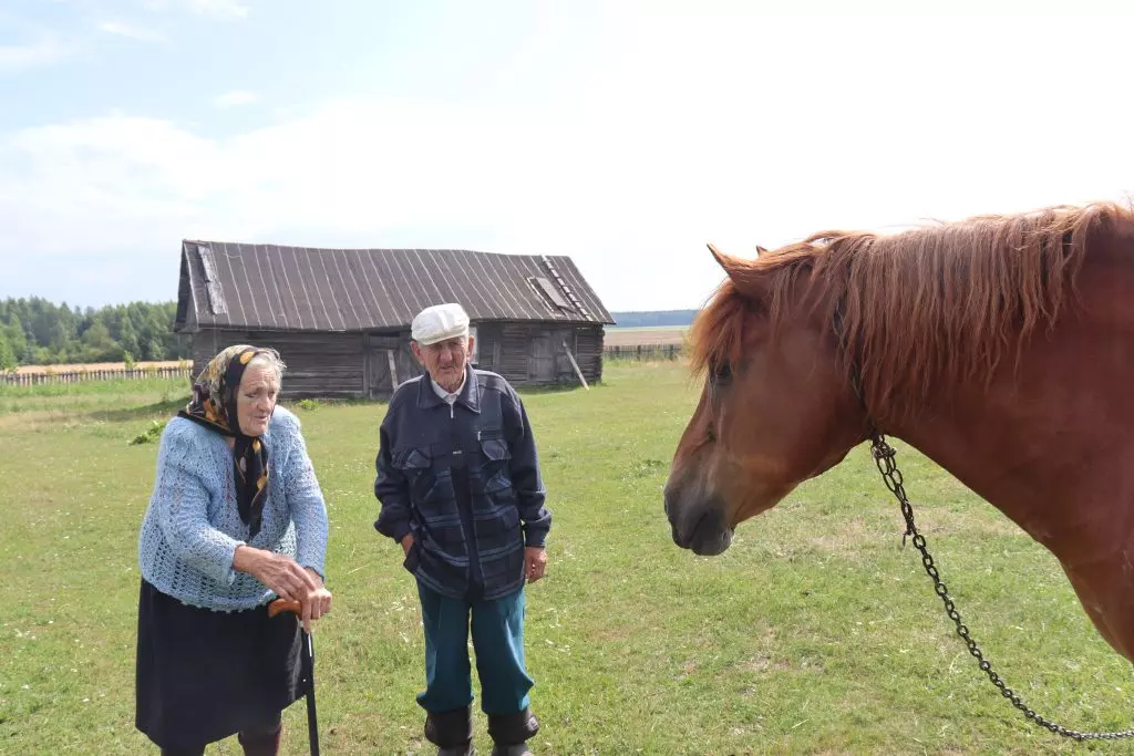 87-летний Леонид Юшко из деревни Ляды покупает коню пряники