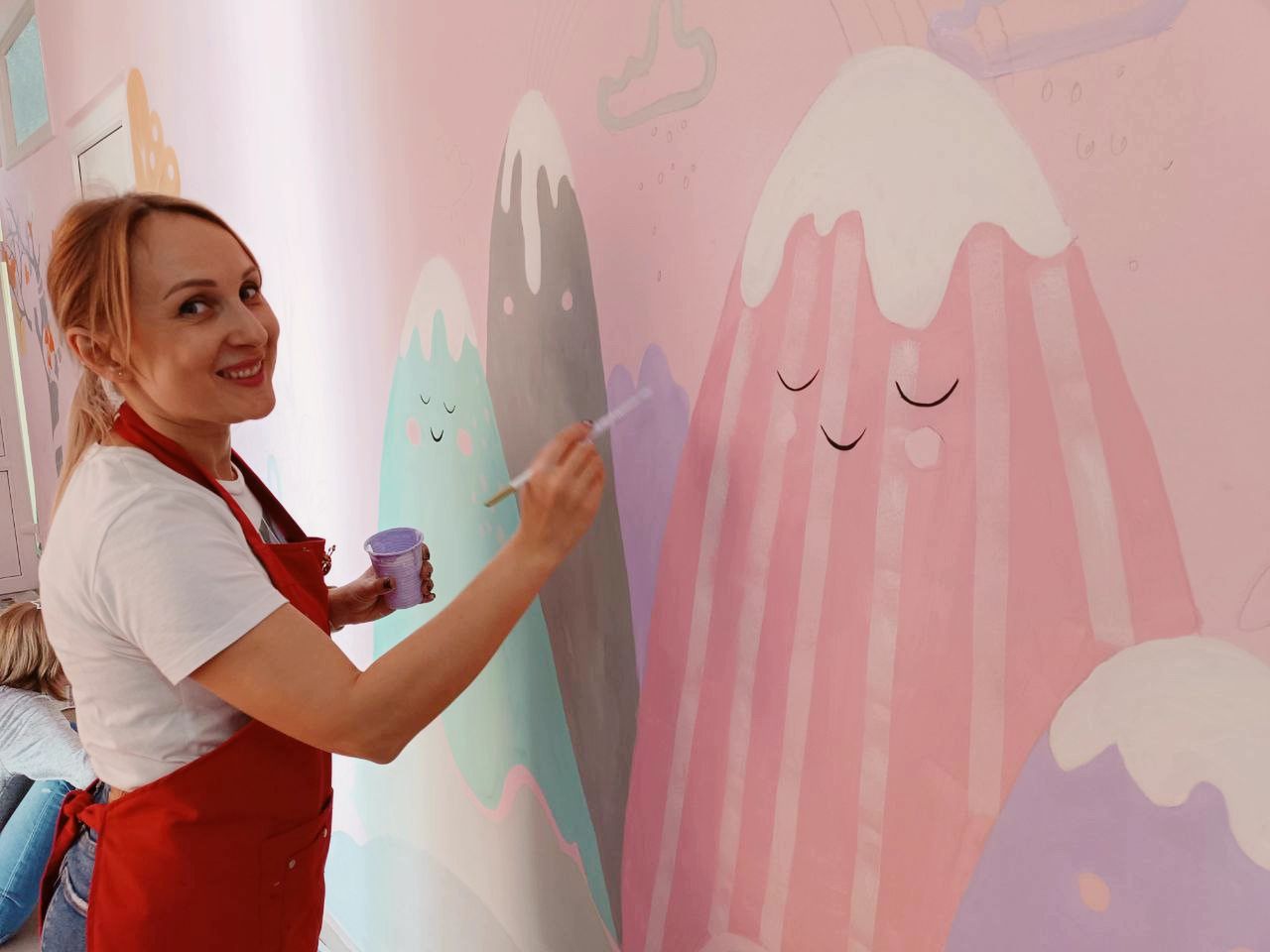 Горы мороженого и сказочный лес. Что рисуют художники для пациентов ...