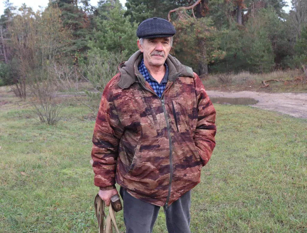 Житель Волмы считает, что в деревне без хозяйства никак, и держит корову