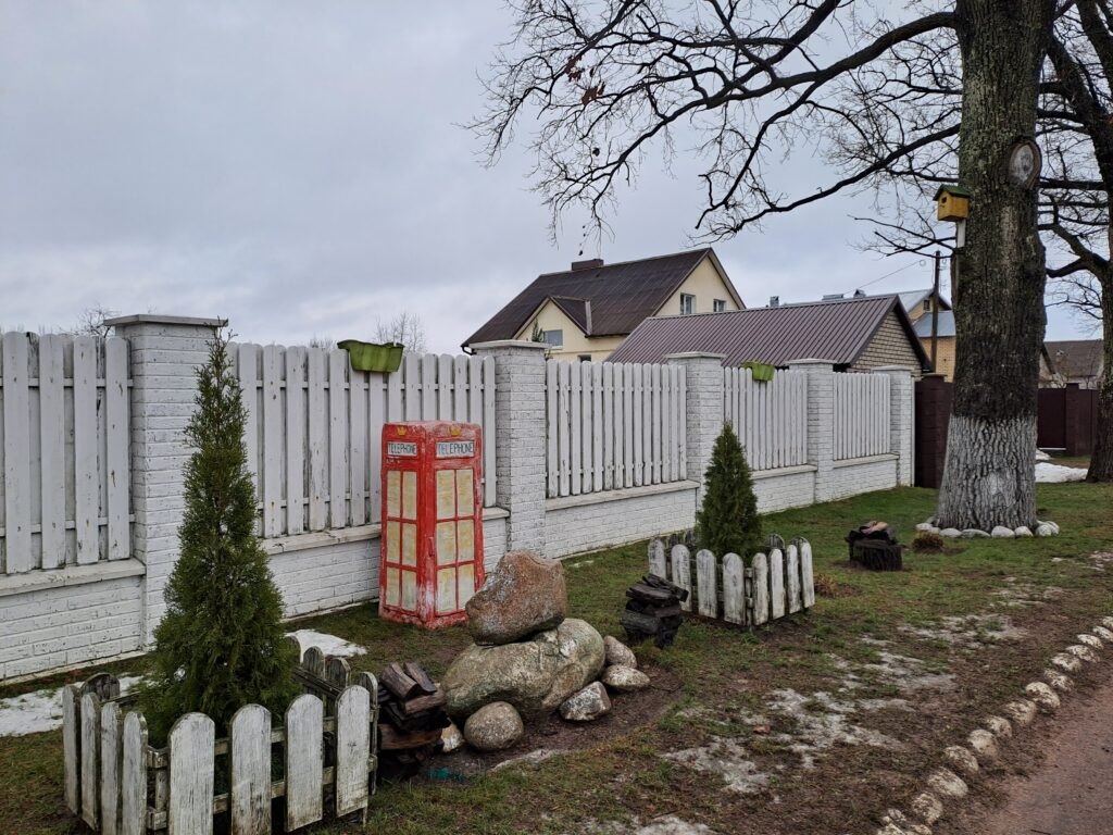 Жительница Алесино рассказала, как всей семьёй создают красоту на подворье