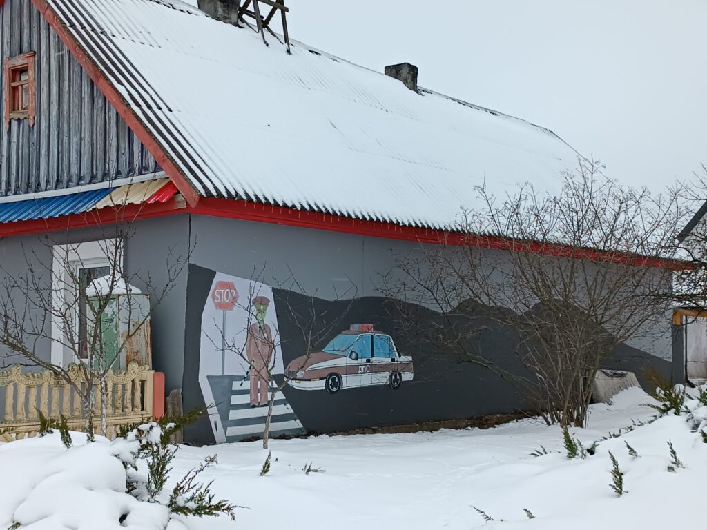 В Пятилетке нарисовали на доме сотрудника ГАИ и автомобиль. Зачем?