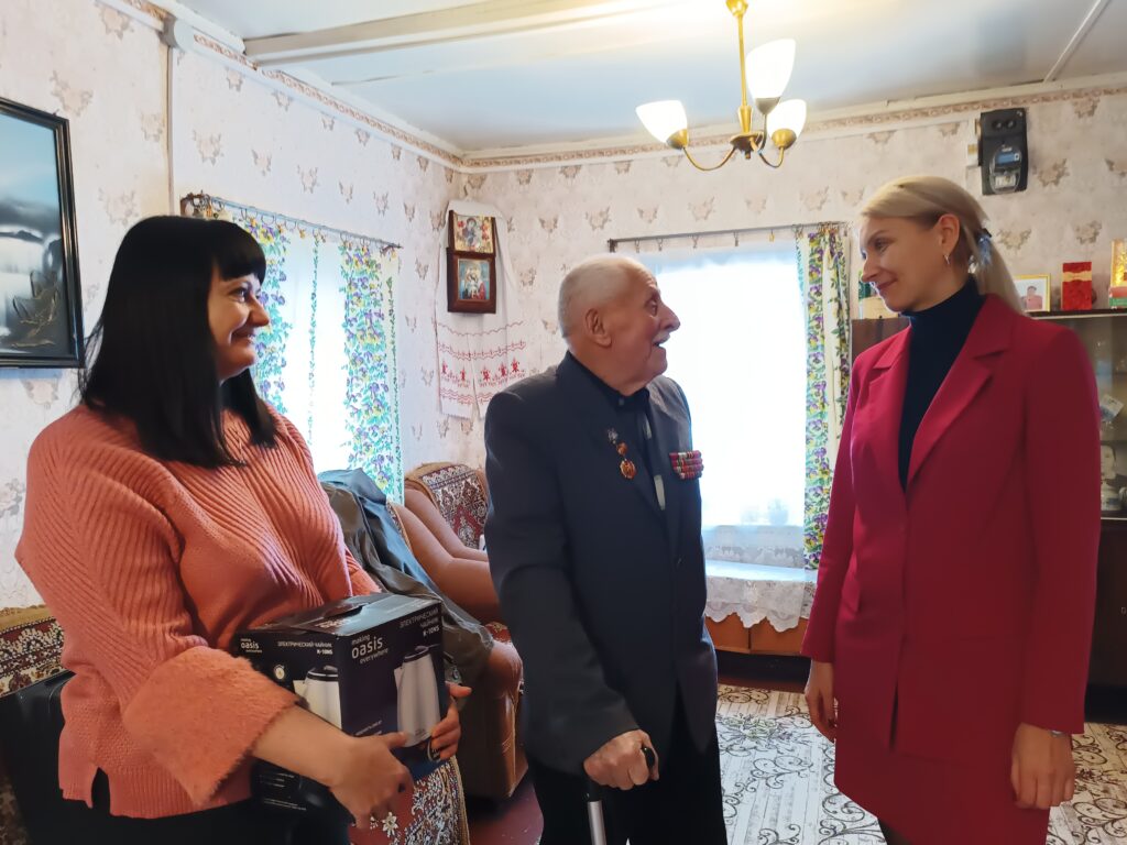 Представители соцзащиты поздравили ветерана войны и долгожительницу района