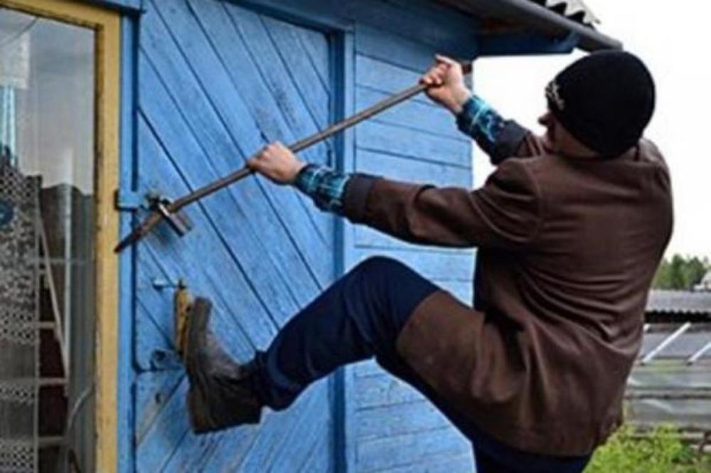 Телевизор и спанбонд украли из дачного домика
