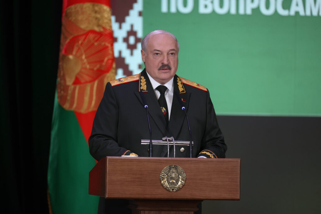 Президент поздравил соотечественников с Днем защитников Отечества и Вооруженных Сил