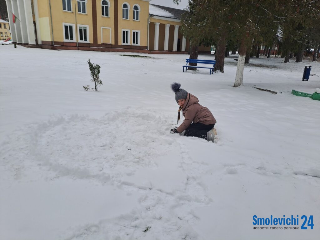 Посмотрите, какое большое сердце нарисовала на снегу девочка из Зеленого Бора