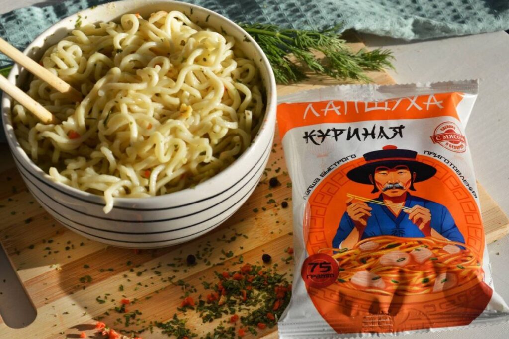 Роллтон гудбай! Первую белорусскую лапшу быстрого приготовления начали выпускать в Борисове
