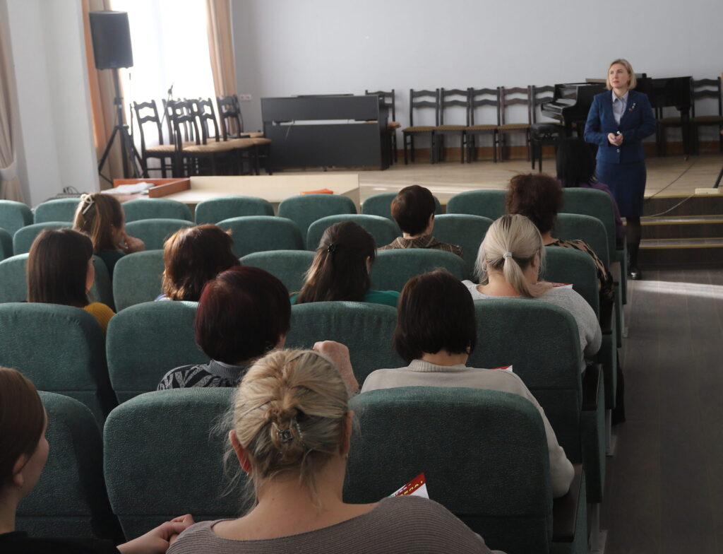 Работа для людей и с людьми. Кандидат в депутаты парламента Татьяна Лавринович встретился с жителями Смолевичей