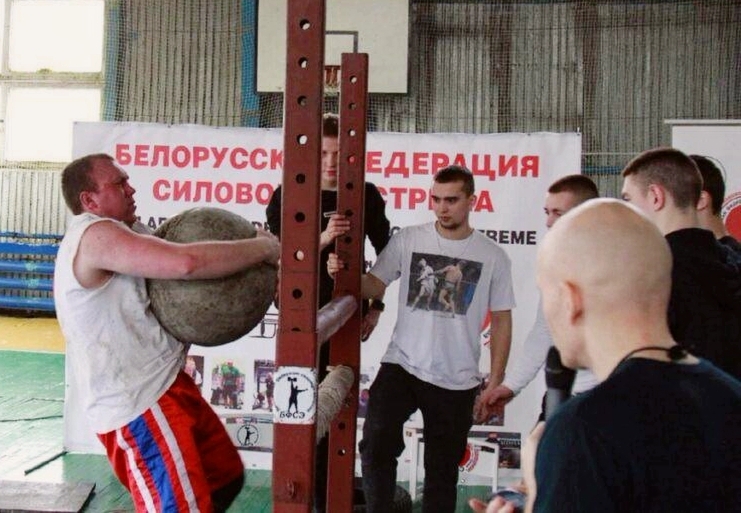 Колесо от боинга, 150-килограммовый бетонный шар: что еще покорится белорусским силачам?