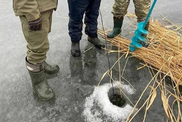 Чтобы спасти рыб, смолевичан просят бурить лунки