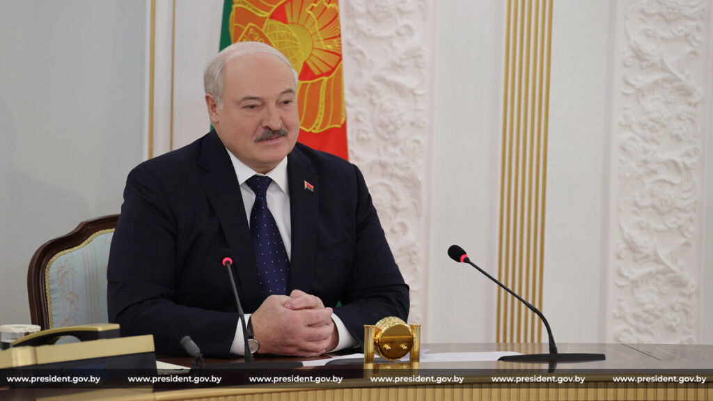 Президент встретился с участниками основного экипажа 21-й экспедиции на МКС