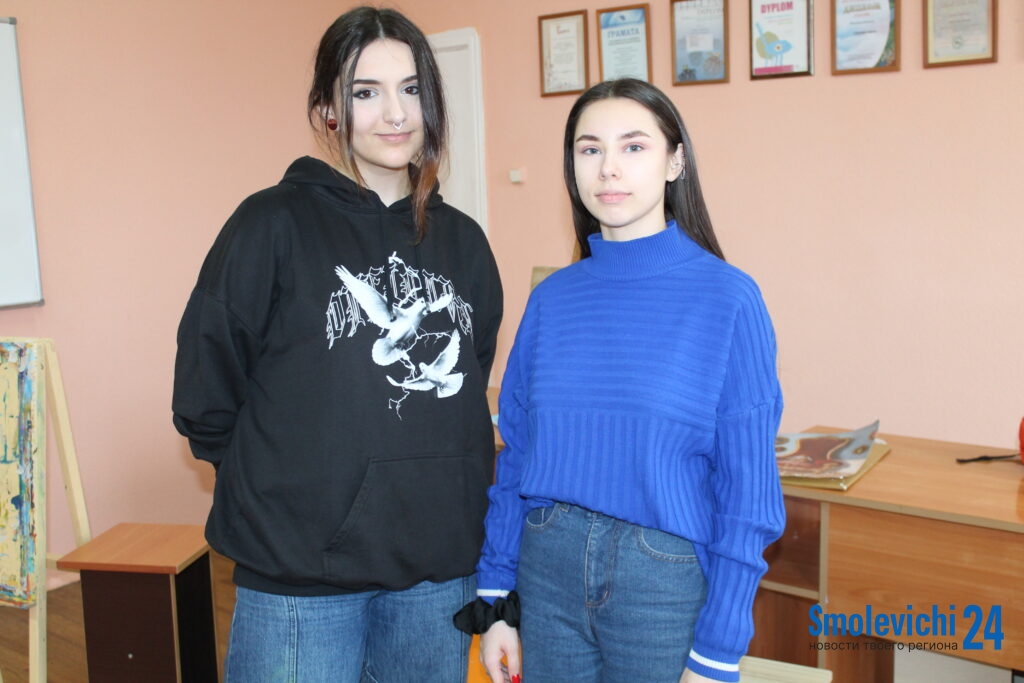 Студенты университета культуры учат деток из Заболотья рисовать