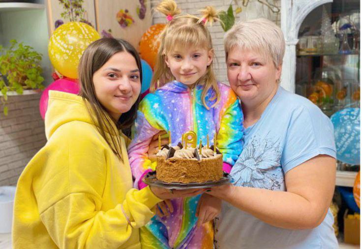 «Желаем, чтобы в душе круглый год цвела весна». Смолевичане поздравляют с 8 Марта своих любимых