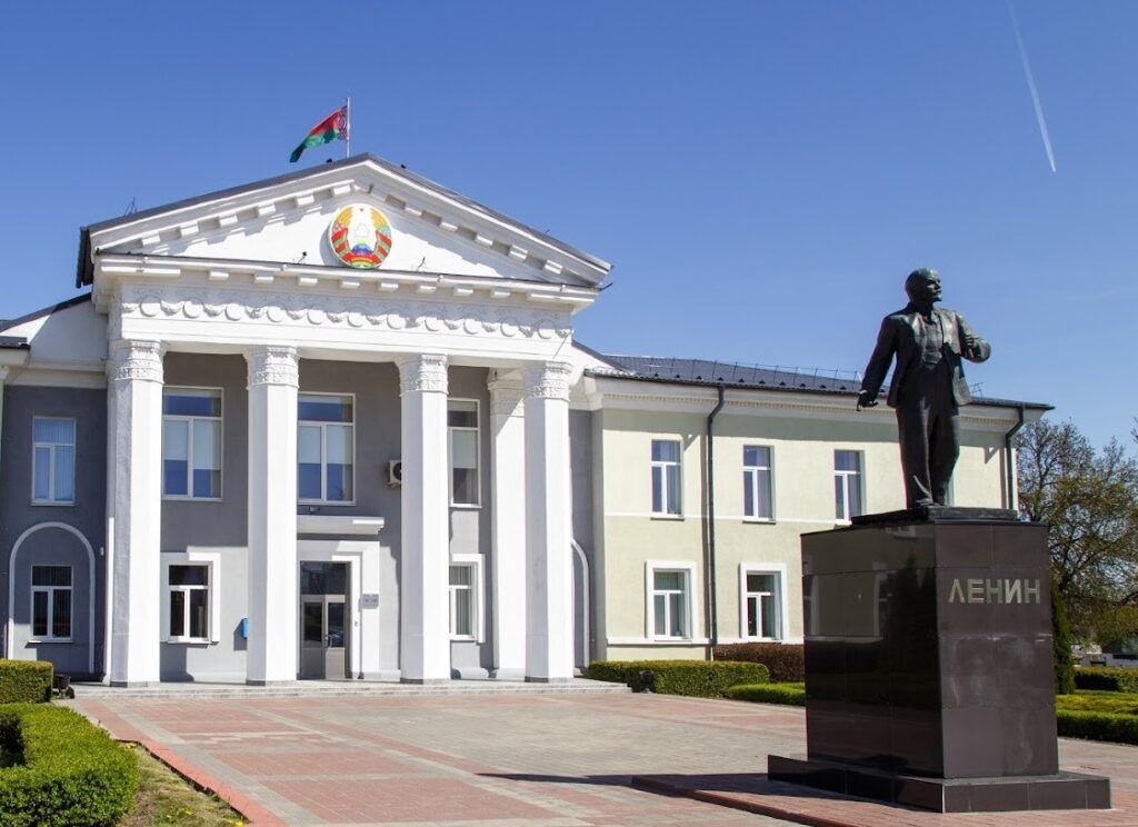 «Конституция Беларуси – правовой фундамент устойчивого развития общества и государства». Руководство района поздравило граждан