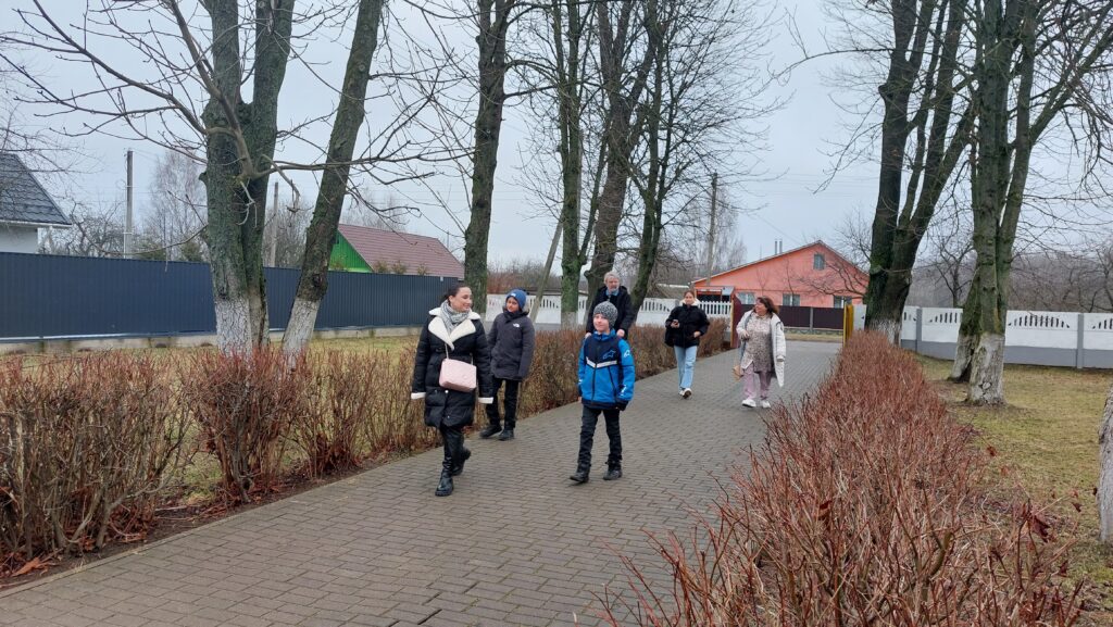 «В нашей семье сегодня праздник». Многодетные родители с детьми приходят на участки для голосования