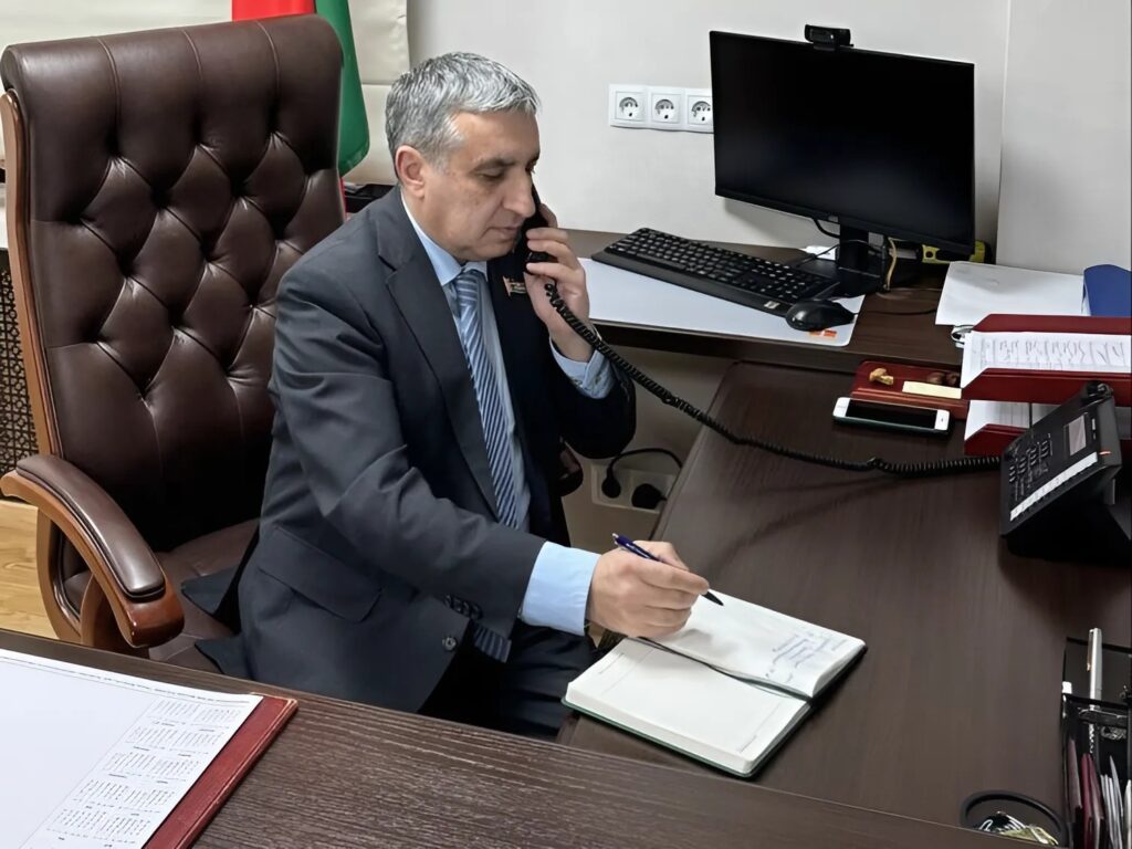 Член Совета Республики провел прямую телефонную линию
