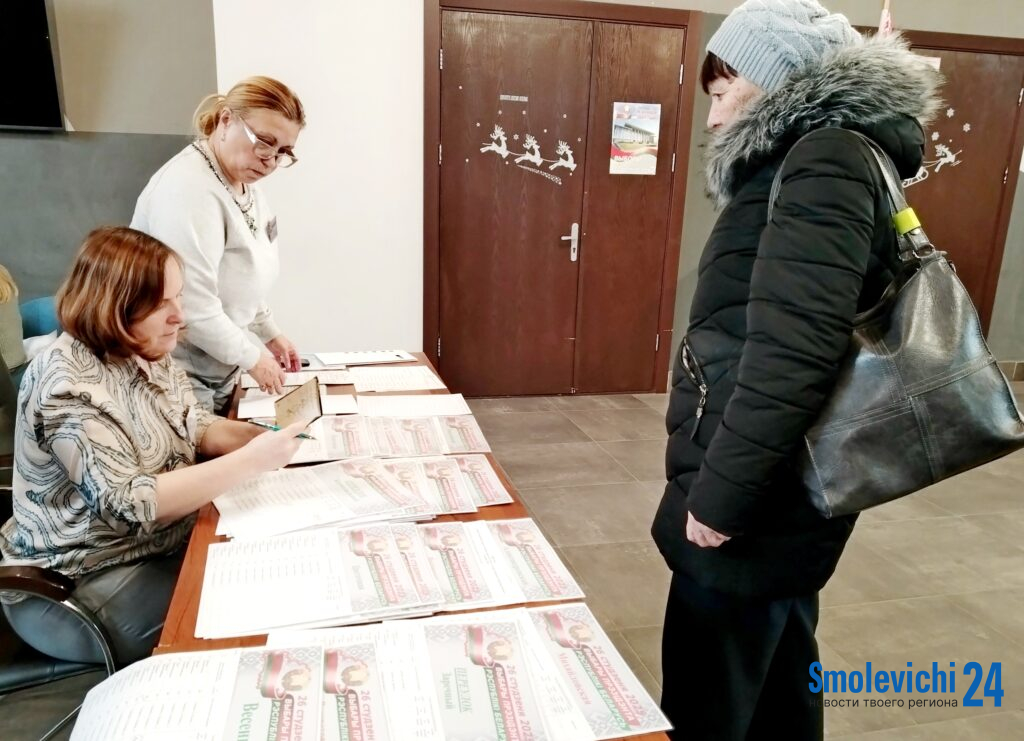 «Надо, чтоб в моем государстве был хозяин». На избирательных участках стартовало досрочное голосование