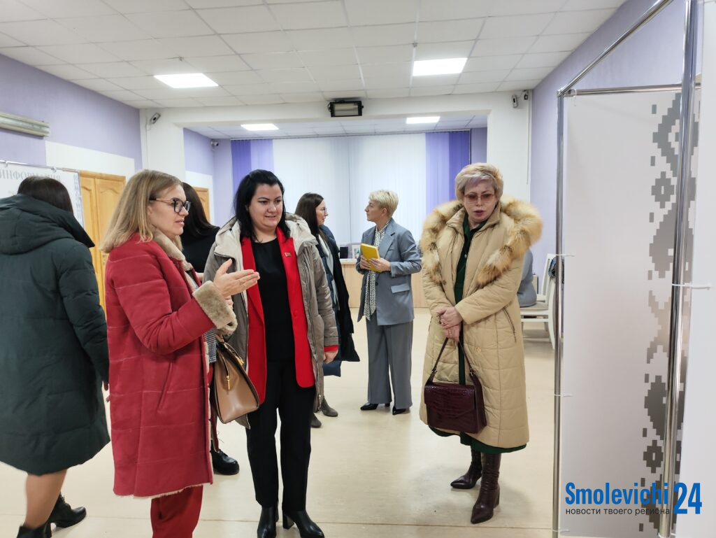 «На участках царит атмосфера дружелюбия и активности». Усяжский участок № 29 посетили международные наблюдатели