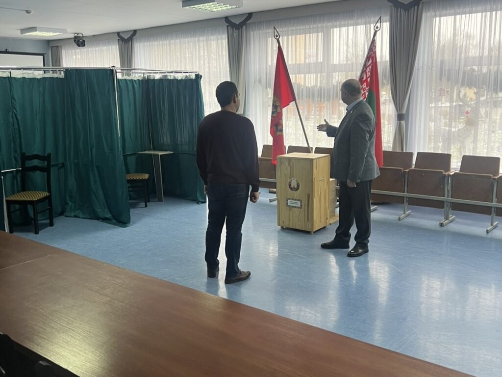 Депутат Палаты представителей проверил готовность избирательных участков в Плисском сельсовете