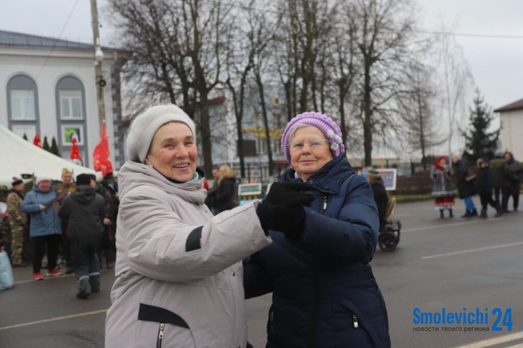 Теплый праздник объединил смолевичан в центре города. Фоторепортаж с акции “Голоса родной страны”