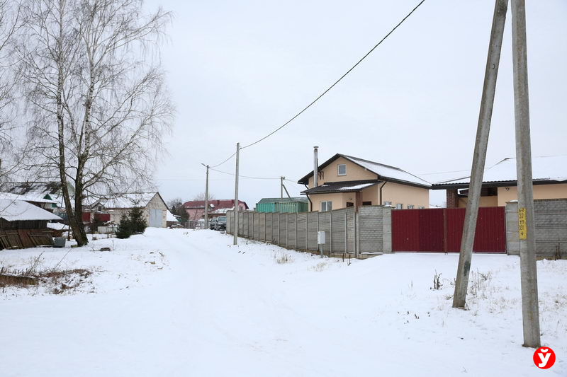 Минчанка купила дом в Смолевичском районе, но подобраться к нему не может