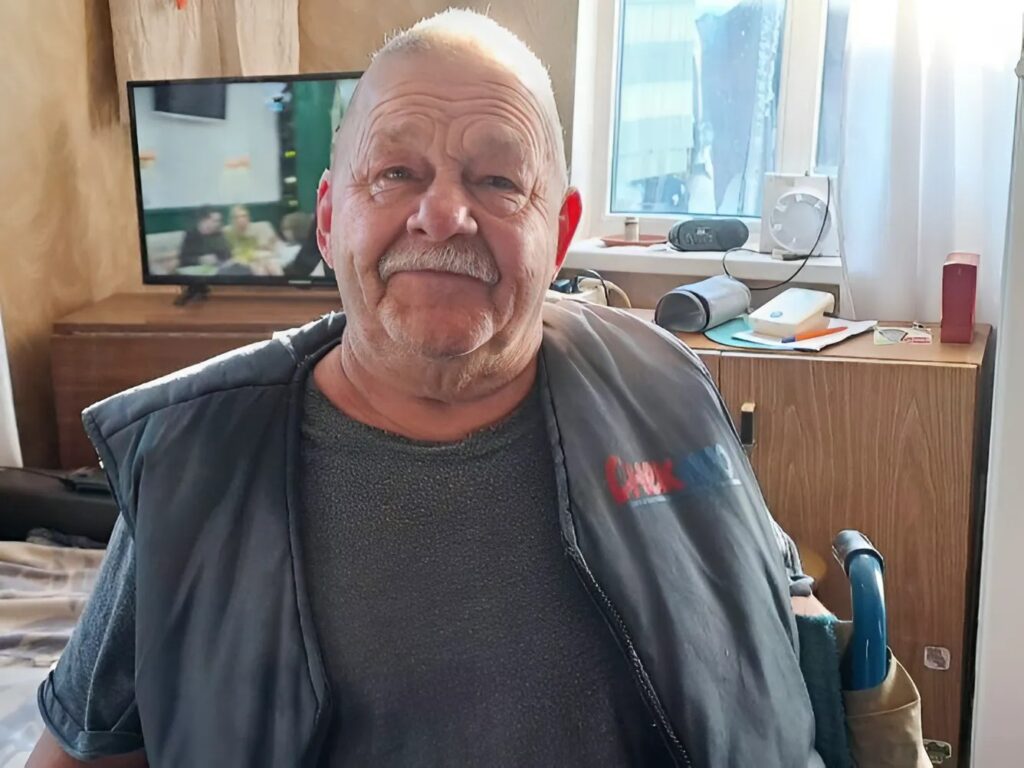 «Чтобы жить, нужно что-нибудь делать». Пенсионер из Асташонок рассказал почему в деревне привычней, чем в городе