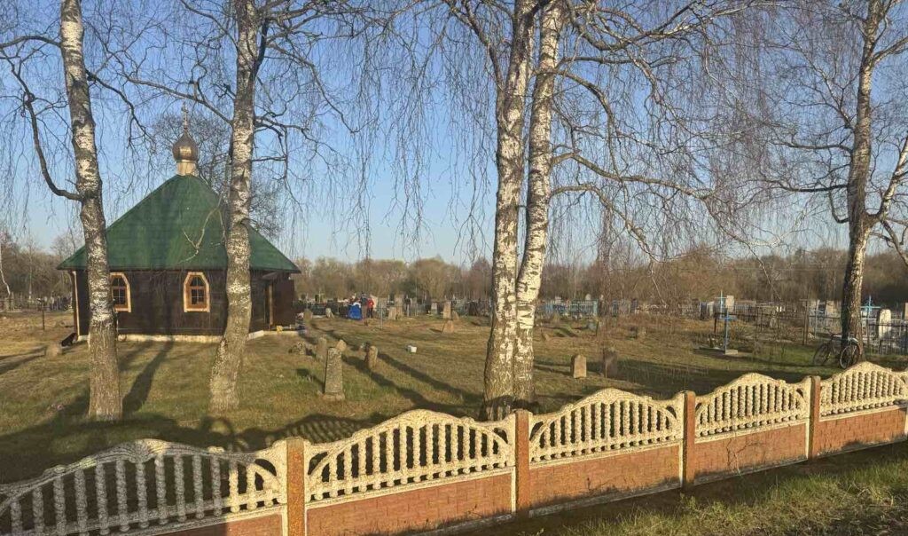 ЖКХ напоминает, кто обязан убирать на кладбище и как это делать правильно