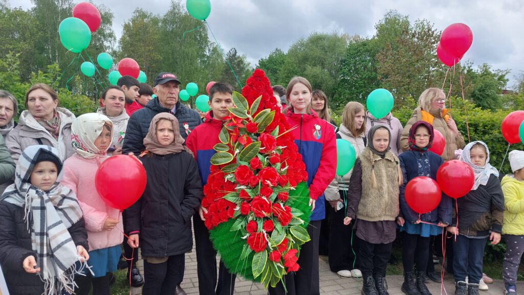 «Помнили, помним и будем помнить». Торжественный митинг к 80-летию Победы объединил несколько поколений жителей Слободы