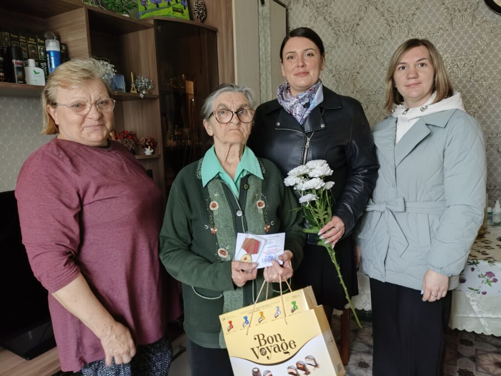 «Я желаю, чтобы везде был мир». Юбилейные медали ко Дню Победы вручили бывшим малолетним узницам