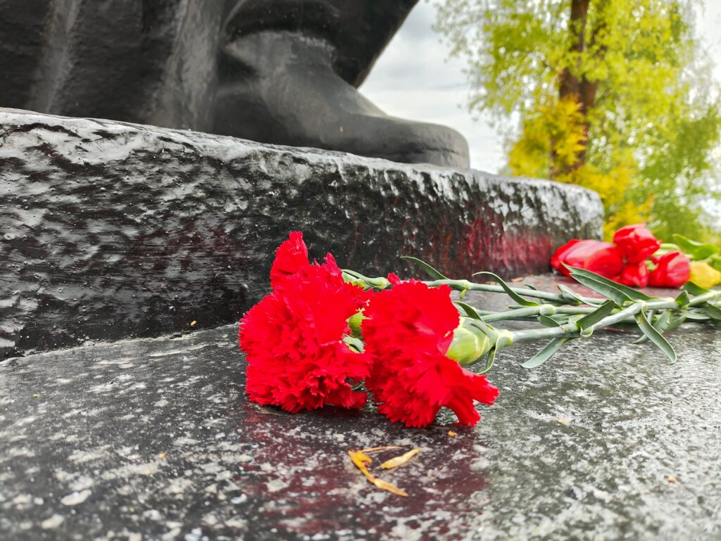 Торжественный митинг ко Дню Победы состоялся сегодня в поселке Усяж