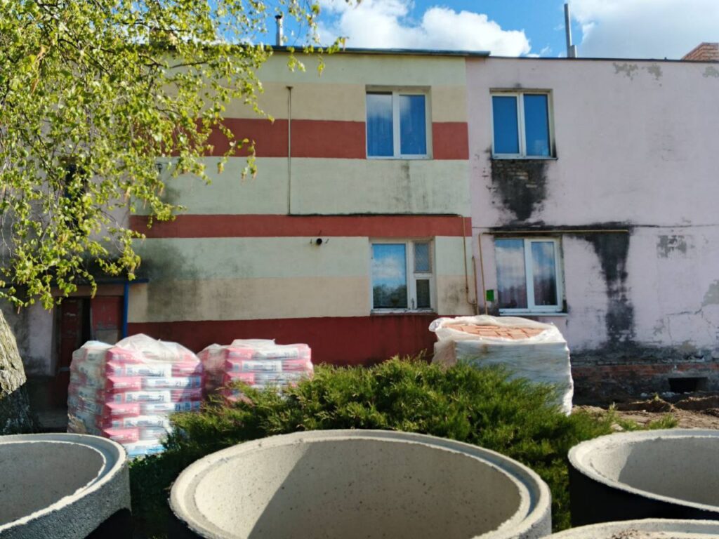 «Крышу раскрыли перед дождем». Почему жительница деревни Пекалин не довольна капремонтом дома?