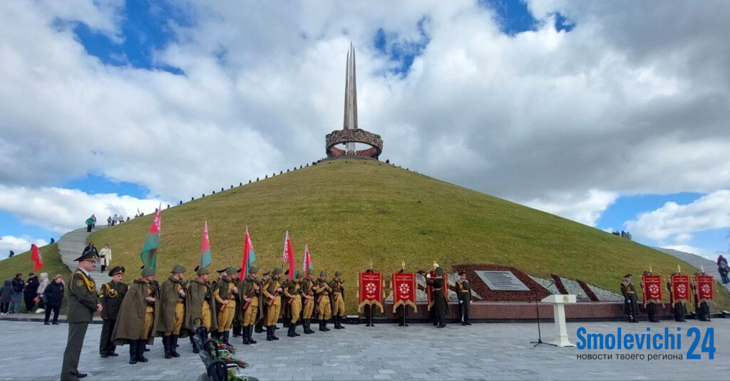«Сегодня мы ощущаем связь времен и поколений». На Кургане Славы прошло торжественная церемония возложения цветов в честь 80-летия Победы