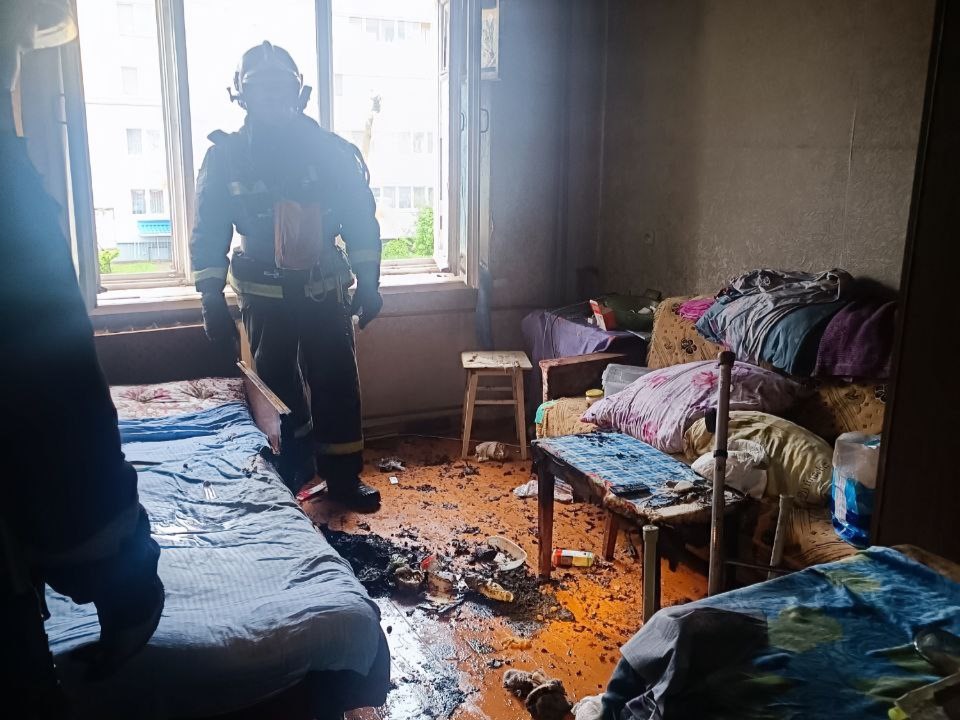 В Смолевичах горела квартира. Хозяйку госпитализировали с отравлением и ожогами