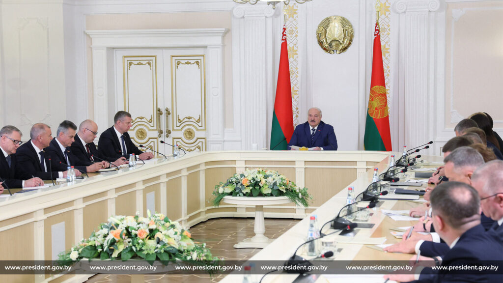 Лукашенко потребовал от помощников в регионах «заставить вспотеть» губернаторов