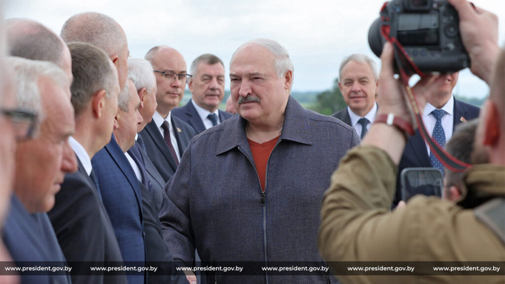 Лукашенко: «Если хотим что-то иметь — надо горбатиться»