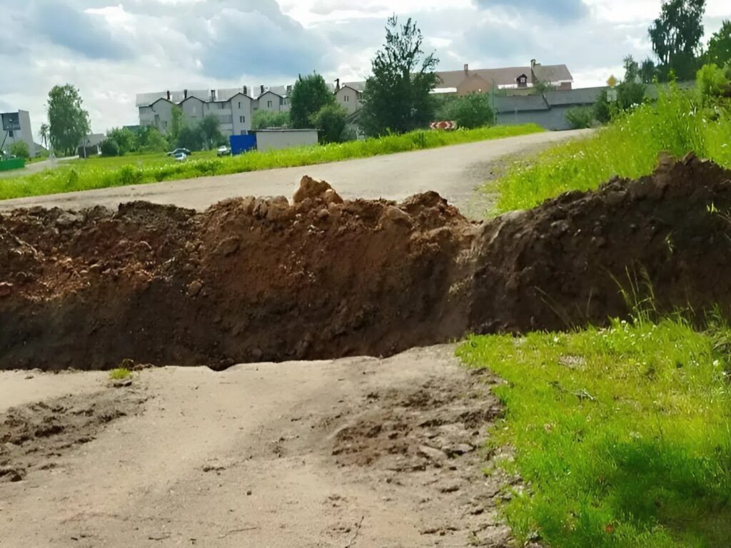 «Законно ли это?»: сельчане из Новодворья интересуются, почему перекопали дорогу