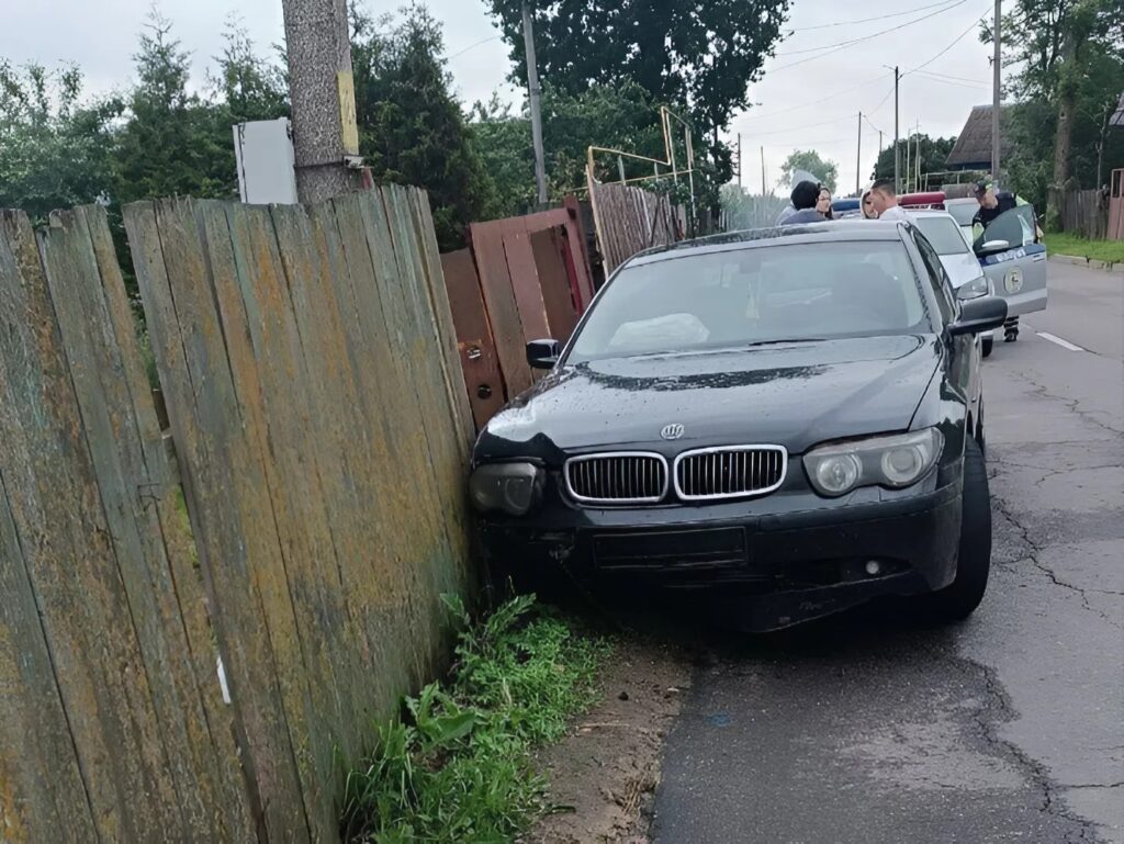 В Смолевичах пьяный водитель врезался в забор частного дома