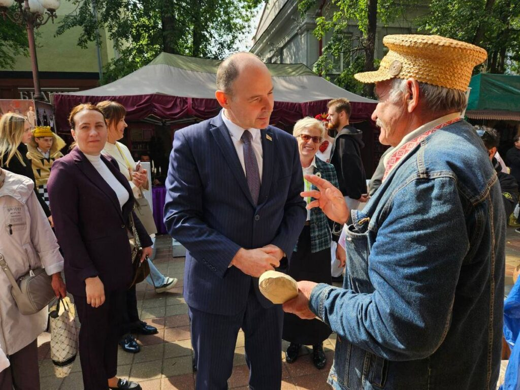 Какие таланты и ремесла представили губернатору на фестивале в Молодечно