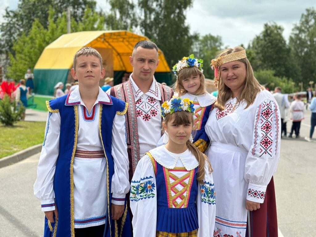 Держим кулачки за наших: семья из Барсуков борется за звание «Властелина села»