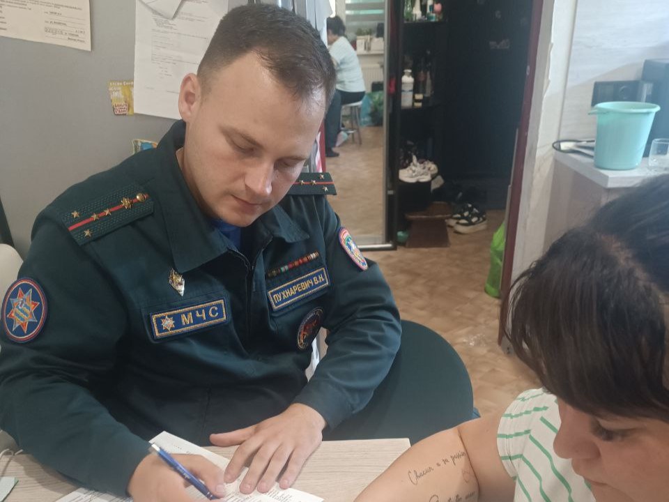 Предотвратить беду: смолевичские спасатели проверили отопительные устройства в домах