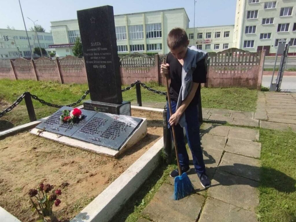 Волонтеры благоустроили воинские захоронения на городском кладбище