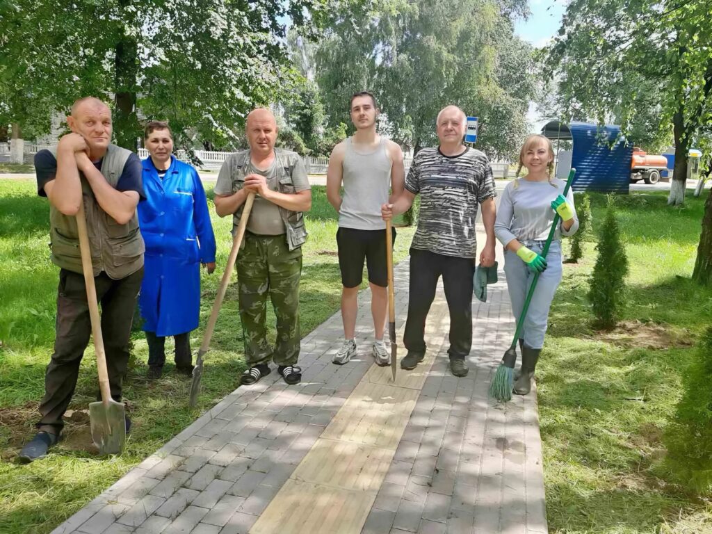 Засучив рукава смолевичане трудятся на субботнике