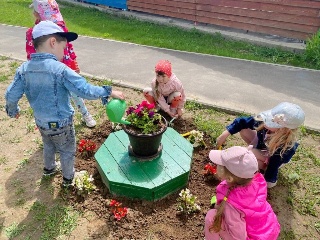 Грабельки в руки! Как маленькие садоводы из Смолевичей ухаживают за клумбами