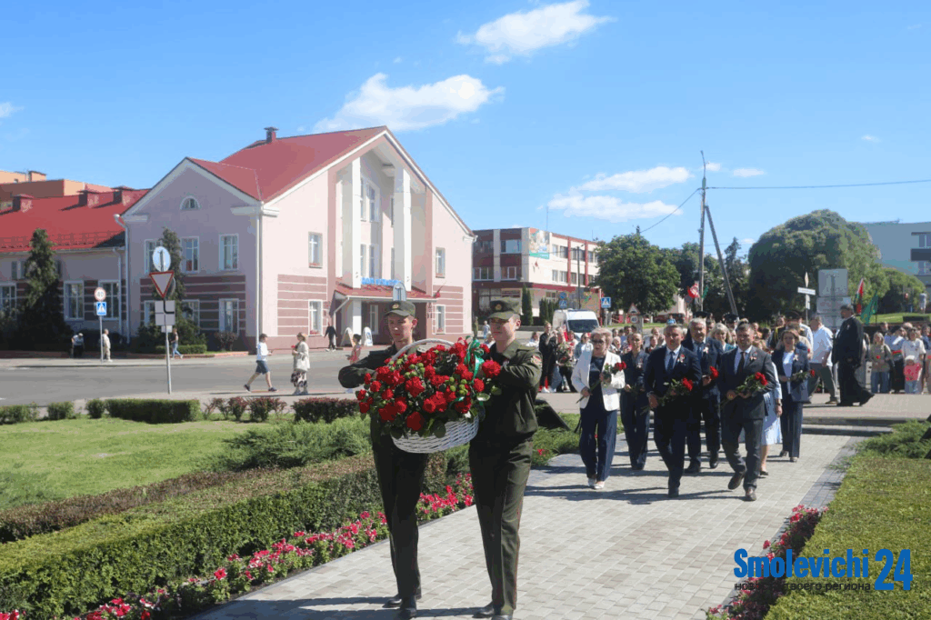С благодарностью за мир и независимость: в Смолевичах прошел митинг-реквием ко Дню Республики