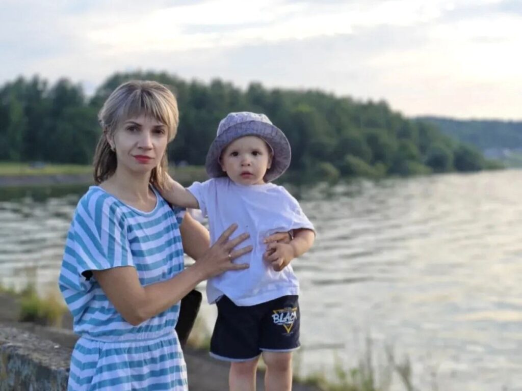 Подключились фотографы, пчеловоды, фитнес-тренеры и другие. Как смолевичане помогают 2-летнему мальчику вернуть слух