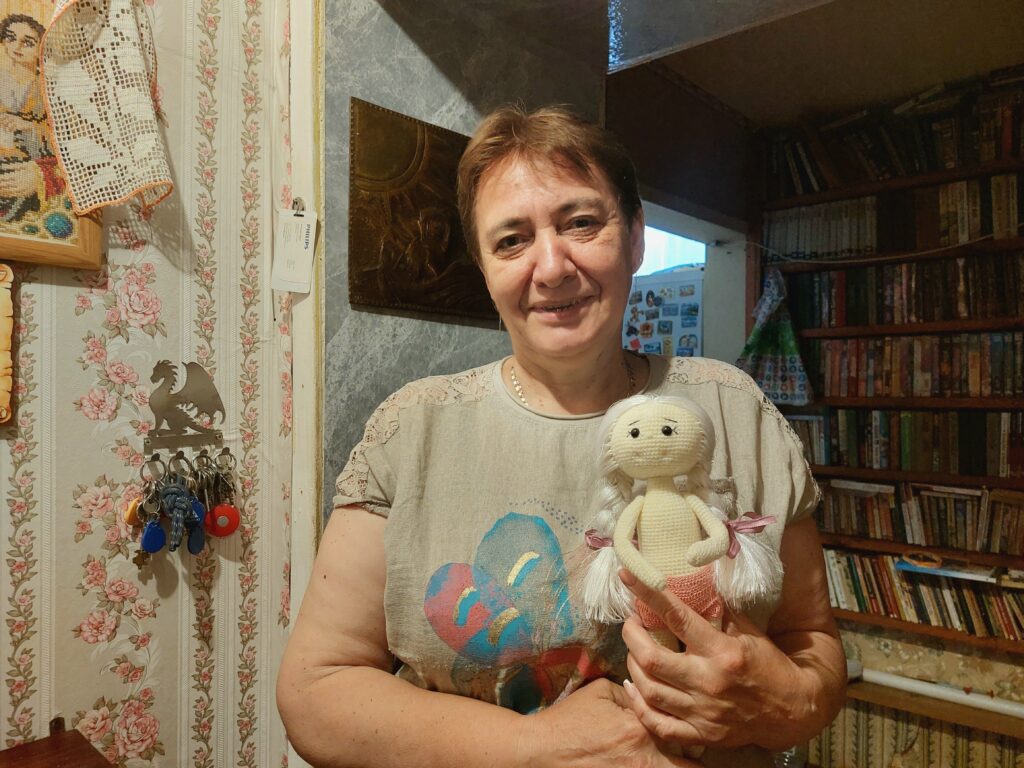 Влюбленная в семью, вышивку и кукол. Узнали, что вдохновляет рукодельницу из Слободы
