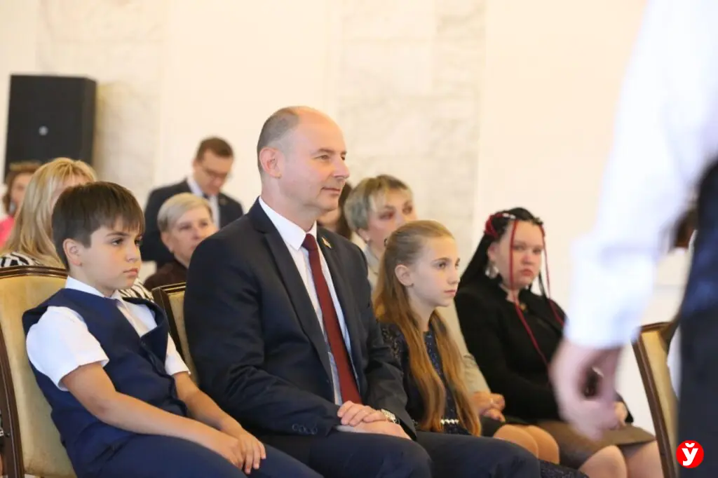 «Не останавливайтесь на достигнутом»! Алексей Кушнаренко вручил 21 женщине Минщины ордена Матери