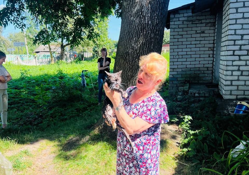 Смолевичские спасатели вытащили кота из 10-метрового колодца